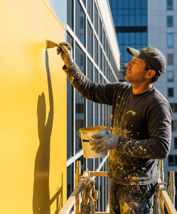 Peintre en bâtiment à Lille réalisant des travaux de peinture extérieur